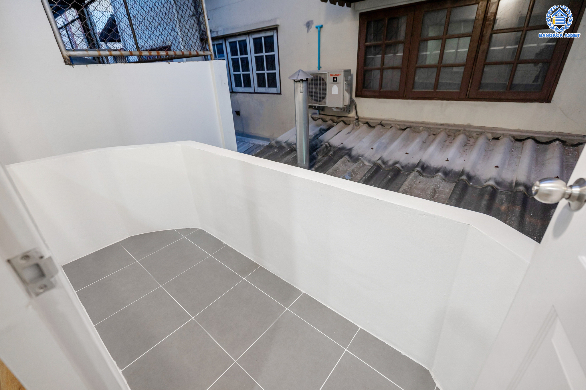 บ้านมือสองตกแต่งใหม่ ม.ศรีบัณฑิต5 บางกรวย ทาวน์เฮ้าส์ 3 ชั้นหลังใหญ่ เนื้อที่ 18 ตร.ว. ทำเลโซนเมือง ฟังก์ชัน 4 ห้องนอน 3 ห้องน้ำ 1 ที่จอดรถ ตอบโจทย์ทุกการเข้าอยู่ พร้อมรองรับครอบครัวขยาย อยู่บนทำเลเชื่อมต่อหลายเส้นทาง ใกล้จุดขึ้นทางด่วน "ศรีรัช" และรถไฟฟ้าสายสีน้ำเงิน "สถานีบางอ้อ"